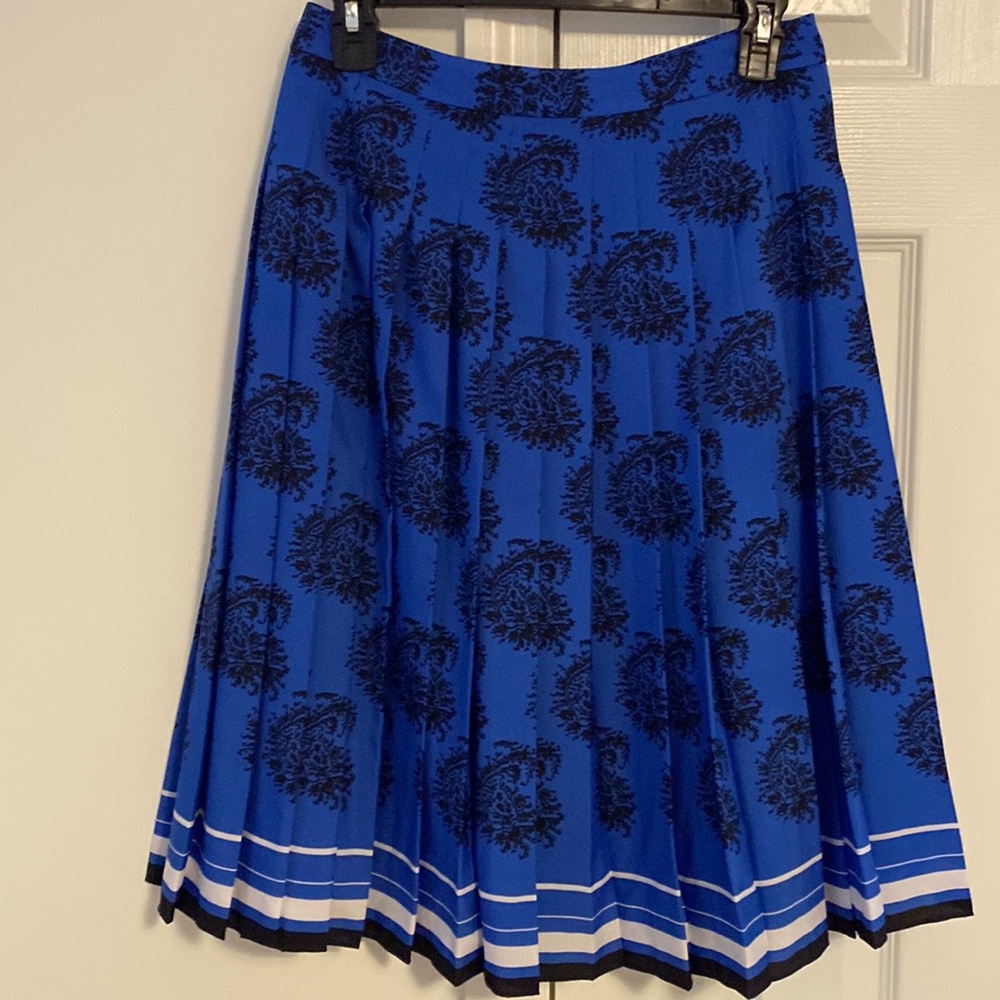 Banana republic size 0 pleated paisley and stripe detailed cobalt blue skirt .
